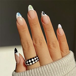 La manicura francesa de colores con cualquier estampado es lo más. Eso sí, cada dibujo deberá ir de un color y tienes a tu disposición la amplísima gama de esmaltes de essie para elegir la mejor combinación que consideres.