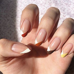 Esta manicura francesa de colores doble es una de las versiones más originales que nos hemos encontrado. El esmalte Blanc de essie será el comodín y el resto es cuestión de ir probando y combinando a tu gusto. 