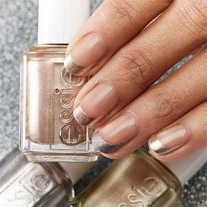 Saca tu vena más glam con una manicura francesa de colores metalizados. Los esmaltes Gadget Free, Mani Thanks y Penny Talk de essie podrían ser un gran comienzo.