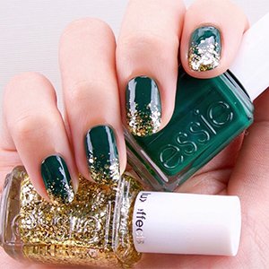 La manicura francesa con purpurina también puede ser sobre una base de color. ¿Qué te parece la combinación entre los esmaltes Go Overboard y Penny Talk de essie? 