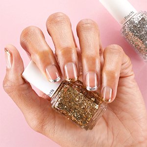 Una opción de manicura francesa con purpurina que está pegando fuerte es la versión multicolor. Los tonos Gadget Free y Penny Talk de essie —plateado y dorado, respectivamente—, por ejemplo, funcionan a la perfección.