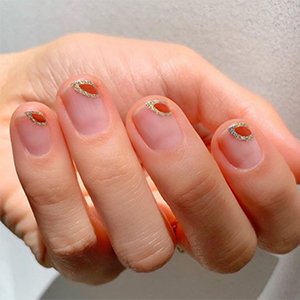 La manicura francesa con purpurina tienen muchas posibilidades y está construida gracias a los tonos In a flash sale de expressie y Penny Talk nos ha fascinado.
