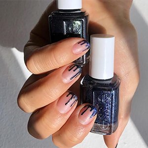 No te quedes con las ganas de hacerte esta manicura francesa con purpurina formato “derretida” y ayúdate del tono Aruba Blue de essie para conseguirla.