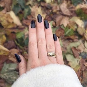 Una de las manicuras francesas negras que puedes hacerte con Licorice de essie consiste en aplicar dos capas del esmalte en la punta.