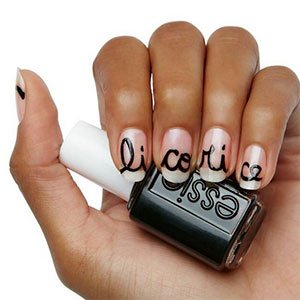 El esmalte Licorice de essie te ayudará a conseguir una manicura francesa negra muy intensa.