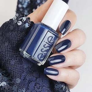 ¿Tienes dudas con tu manicura para invitada de boda? El tono Bobbing for baubles de essie, aunque sea azul, es sobrio y sofisticado.