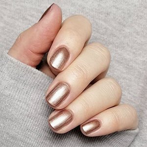 Lo más de lo más entre las manicuras para invitada de boda. El tono Penny Talk de essie es tendencia total.