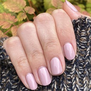 Para una boda en mayo, opta por el tono Go Go Geisha de essie; un básico para acertar con tu manicura para invitada de boda.