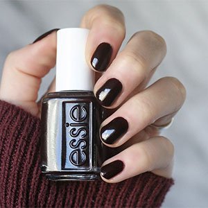 ¿Tienes una boda en enero? Una manicura para invitada de boda ideal sería optar por un tono marrón chocolate muy oscuro. Atrévete con el tono Chocolate Cakes de essie y triunfa.