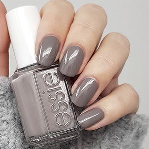 Si te atreves con el gris, el tono Serene Slate de essie es tu opción. ¿Quieres o no quieres llevar una manicura para invitada de boda inolvidable?
