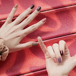 Si tienes que asistir a una boda en marzo, nada como combinar colores otoñales y llevar una manicura para invitada de boda bonita y discreta. Descubre la gama Expressie y ¡prueba todos sus colores!