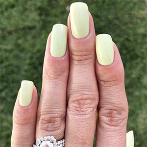 Acierta con tu manicura para invitada de boda con un color fresquito y alegre como Mint Candy Apple de essie. ¡Lleva el verano en tus manos!