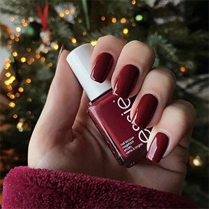 Con el esmalte Forever Yummy de essie puedes llevar una manicura navideña en tonos granates ideal.