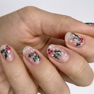 ¿Te gustan las uñas de Navidad en el más estricto sentido de la palabra? Pues este diseño con hojas de acebo te va a encantar. Además, con la amplísima colección de esmaltes de essie no vas a tener ningún problema para recrearlas.