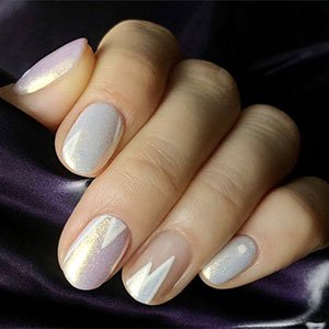 Estas uñas navideñas heladas nos han parecido lo más por ser originales a rabiar. ¡Con los esmaltes Pearly White, Birthday Girl y el blanco Licorice de essie podrás conseguirlas!