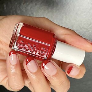 El rojo y las uñas de Navidad son directamente best friends. ¿Qué opinas de esta manicura francesa? Recréala con el esmalte Aperitif de essie.