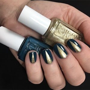 Dentro de las uñas de Navidad los colores verde y dorado son dos indiscutibles. ¿Qué te parece si los combináramos para recrear un árbol? Con los esmaltes Go Overboard y Penny Talk de essie te resultará mas fácil imposible.