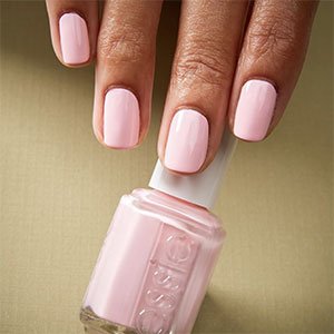 La manicura rosa pastel se lleva muy bien con unas uñas cuadradas con las esquinas redondeadas. Trabájalas con el esmalte Fiji de essie y clava la tendencia.