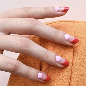 ¿Te imaginas una manicura rosa pastel combinada con una manicura francesa? Pues con los tonos roso pastel Fiji y el rojo intenso Aperitif —ambos de essie— podrás conseguirla.