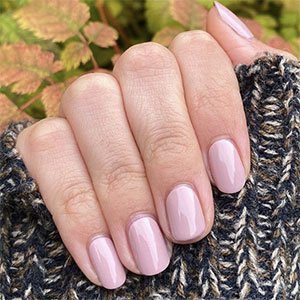 La manicura rosa pastel se lleva en todos los formatos, pero uno que está muy de moda es este: uñas redondas y longitud midi. ¡Clávala con el tono Fiji de essie!