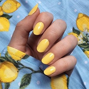 Busca entre los esmaltes de essie qué tono de amarillo quieres para tus manicuras de verano.  