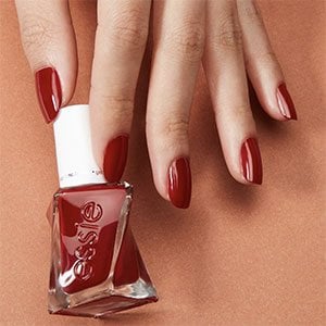 Con el esmalte Spiked with style de Gel Couture de essie conseguirás una manicura de verano en color rojo muy duradera. 