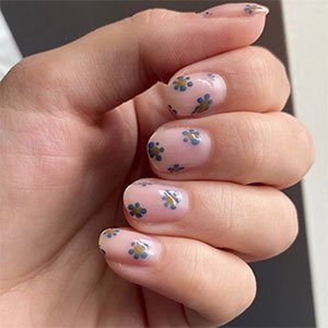 El Nail Polish Day es el día para celebrar los esmaltes y el nail art. ¿Una de las manicuras del momento? Sin duda, las uñas con flores. ¡No te las pierdas! ¿Te gusta esta versión de @nailsbyharlig?