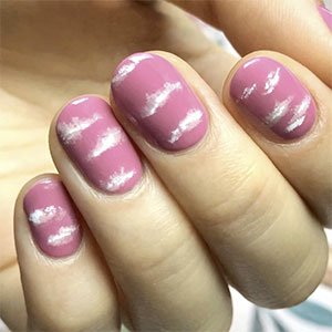 ¿Uñas con nubes en el Nail Polish Day? ¿Por qué no? Esta tendencia se está haciendo cada día más viral y no queremos que te la pierdas. Aquí tienes una versión de @purplenailbox.