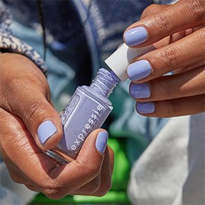 Pásate a los pintauñas veganos con la gama expressie de essie y utiliza el endurecedor Hard to resist de essie como primer paso, que también lo es.