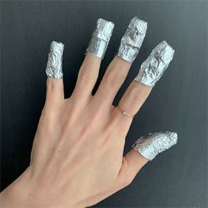Quitarte las uñas permanentes en casa sería imposible si no envolvieras tus uñas con algodón impregnado en quitaesmalte y aluminio. ¡Un paso clave!