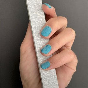 Uno de los pasos fundamentales para saber cómo quitarte las uñas permanentes es el limado. Es lo primero que tendrás que hacer antes de recurrir al quitaesmalte Good as gone de essie.