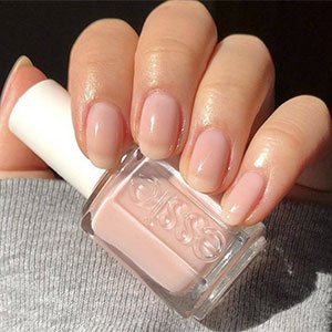 Rejuvenece tus manos con una manicura transparente. Sencillez y elegancia. ¿Un buen aliado? El tono Nude Mood de la gama Treat, Love & Color de essie. 
