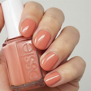 Si te gustan los tonos cálidos, ¡suerte la tuya! Porque son perfectos para rejuvenecer tus manos. ¿Un clarísimo ejemplo? El color coral. Ve a por una versión sencillísima con el esmalte Tinted Love de la gama Treat, Love & Color de essie. 