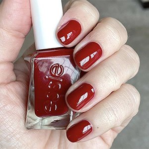 ¿Otro color perfecto para rejuvenecer tus manos? Te parecerá mentira, pero un rojo intensísimo como el tono Red y to rumble de la gama Treat, Love & Color de essie. 