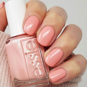 A los rosas no les gana nadie a la hora de rejuvenecer las manos. ¿Un ejemplo? El tono rosa empolvado Minimally Modest de la gama Treat, Love & Color de essie. 