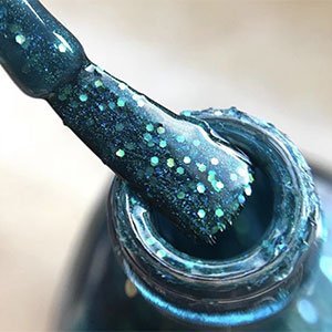 Ten muy en cuenta este truco para pintarte la uñas con éxito. Antes de aplicar el esmalte de essie sobre tu uña, presta atención a la cantidad de producto que arrastra el pincel para no inundar la superficie.