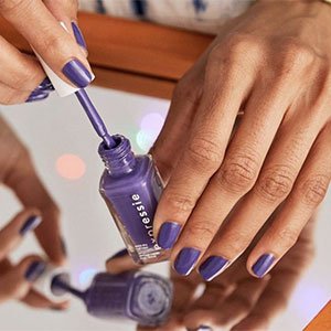 Uno de los mejores trucos para pintarte bien las uñas que te podemos dar es que después de aplicarte las dos capas de color acudas a un top coat como el Gel Setter de essie para asegurar y poner el broche a tu manicura.