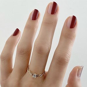 Dentro de las uñas 2021 los colores granates, vinos y burdeos se llevan la palma. Aquí tienes una versión muy original de una manicura trabajada con el esmalte borgoña Bubbles Only de la gama Gel Couture de essie.