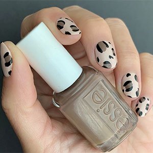 Las manicuras estampadas no van a faltar entre las uñas que más verás en 2021. ¿Quieres copiar este diseño? Sand Tropez, Cold brew crew y Licorice son los esmaltes de essie claves en esta misión.