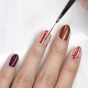 Las manicuras geométricas son uno de los hits de uñas 2021. Para replicar el diseño de la imagen necesitas los tonos Misfit right in, Not so-low key y Seize the minute —todos de la gama expressie— y, por supuesto, un pincel extrafino.