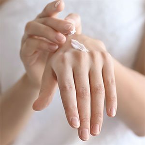 En 2020 también lo petaron y estamos seguras que entre las uñas 2021 más populares no van a faltar las manicuras desnudas o raw nails. Utiliza simplemente la base Strong Start de essie para aportarles un poco de brillo y cuidado ¡y ya lo tendrías!