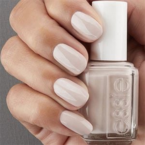 En cualquier selección de uñas para 2022 de tendencia, el color nude tiene un hueco asegurado. Bájalo con el tono Sand Tropez de essie.