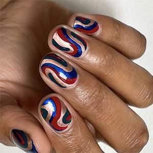 Replica estas uñas psicodélicas con los esmaltes Go Overboard, Pink Diamond, A-List y Aruba Blue de essie. ¡Menuda tendencia de uñas 2022 tienes delante!