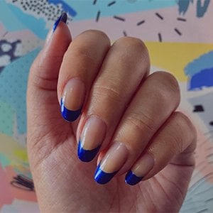 ¿Manicura francesa con uñas azul oscuro? Esta construida a partir del tono Aruba Blue de essie nos encanta.