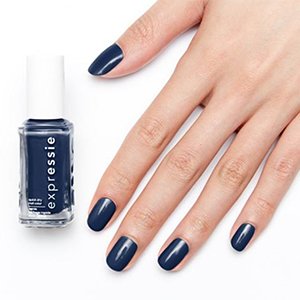 Las uñas azul oscuro sientan bien a todos los colores de piel, incluidas las manos más pálidas. Utiliza el esmalte Left on shred de la gama expressie de essie para probar esta tendencia.