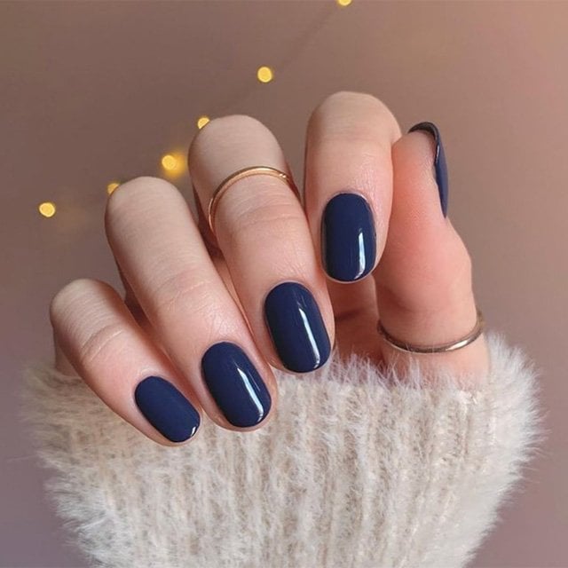 Pásate a las uñas azul oscuro con los distintos esmaltes de este tono de essie.