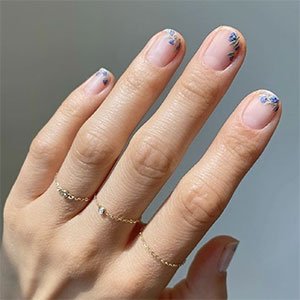 Estas uñas azul pastel decoradas por la nail artist @betina_goldstein son toda una fuente de inspiración. ¿El protagonista? El esmalte Salt water happy de essie.