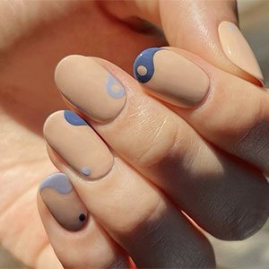 Hazte unas uñas azul pastel formato yin yang con dos esmaltes de essie como protagonistas: Salt water happy y Bobbing for baubles. 