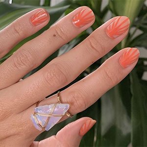 ¿Te gustaría reproducir estas uñas bicolor versión arty? Con una base, el tono coral Tart Deco de essie y un top coat de la talla de Gel Setter ¡lo tendrás hecho!