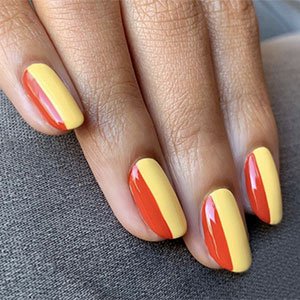 Las uñas bicolor de la imagen nos encantan por su verticalidad en el trazo. Lleva a cabo una manicura a tu gusto con los dos tonos que más te llamen de la amplísima colección de esmaltes de essie.
